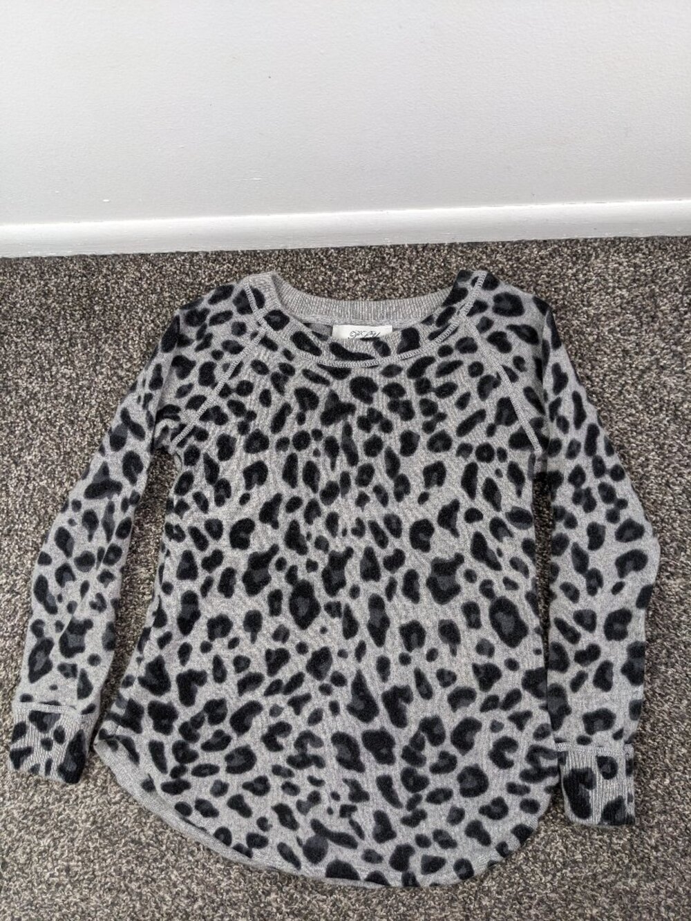 PLY Cashmere Sweater Womens Small Pullover Leopard Print Crewneck Curved Hem